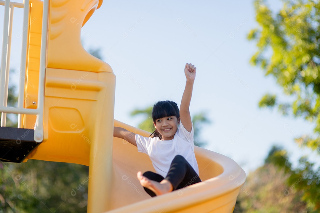 Criança brincando no playground ao ar livre. Crianças brincam na escola ou tipo