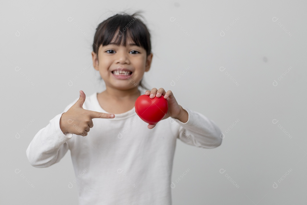Conceito de amor, felicidade e pessoas - menina sorridente com coração vermelho