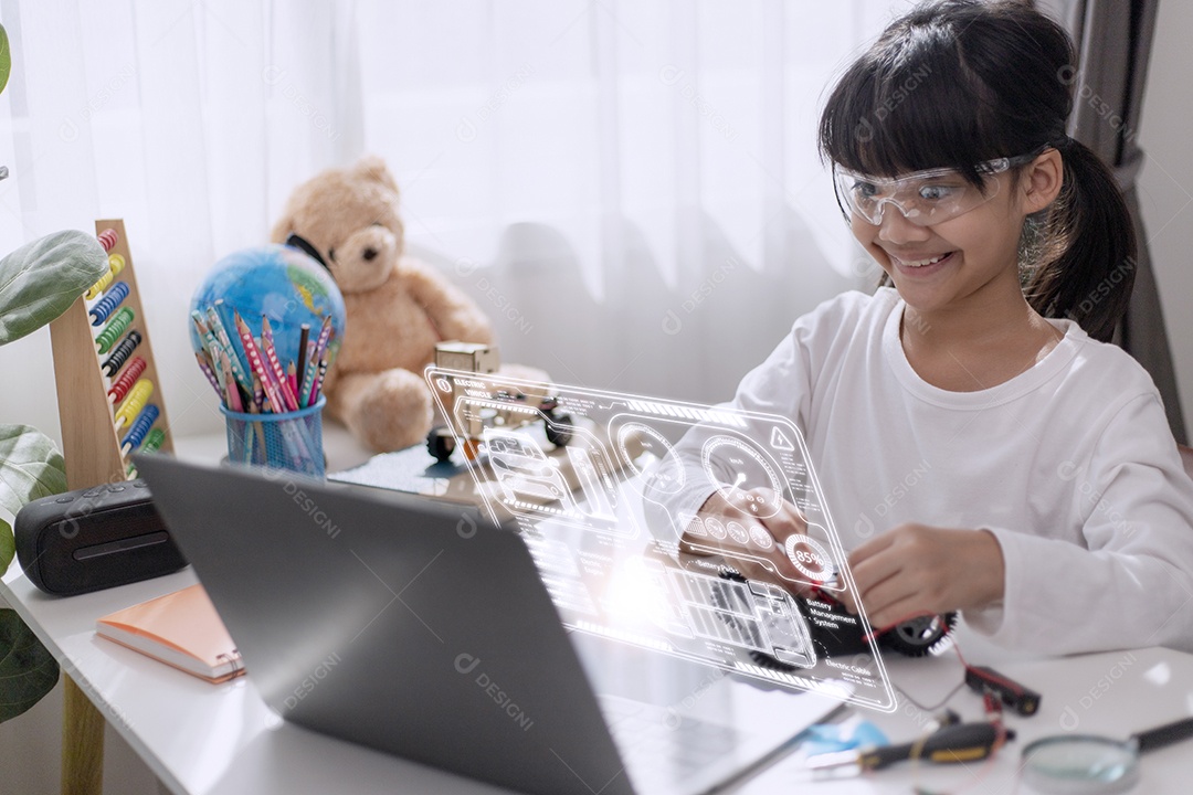 Menina asiática aprendendo sistema de carro elétrico.