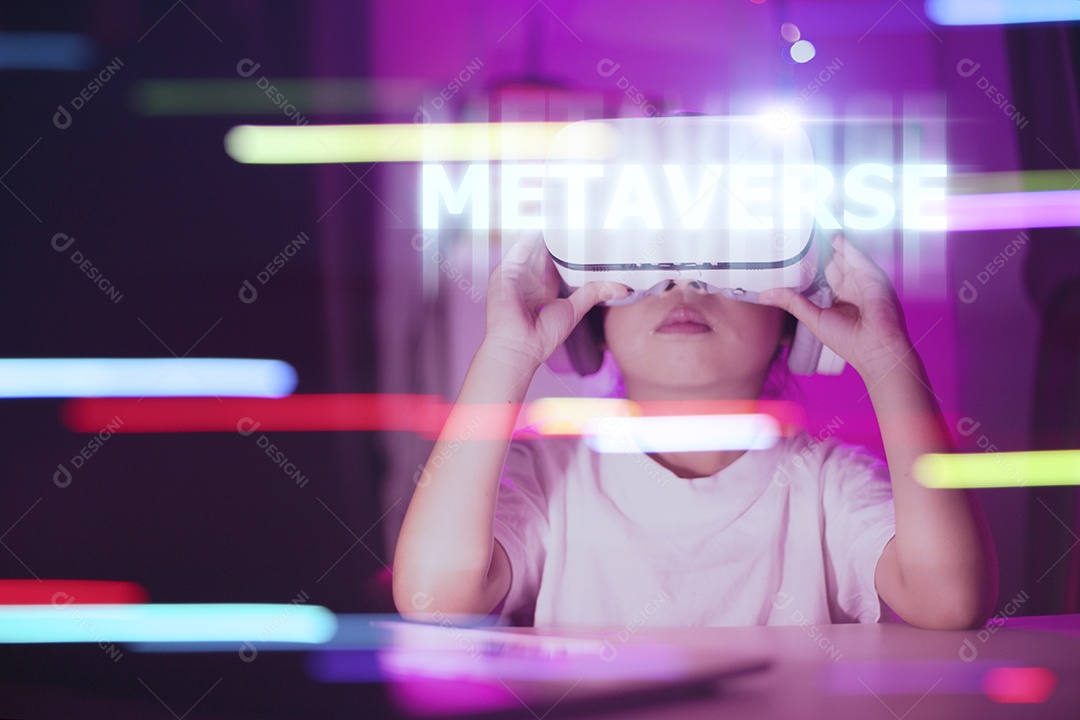 Conceitos de tecnologia do metaverso. Menina e experiências de mim