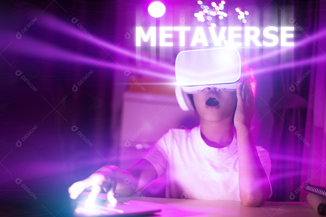 Conceitos de tecnologia do metaverso. Menina e experiências de mim