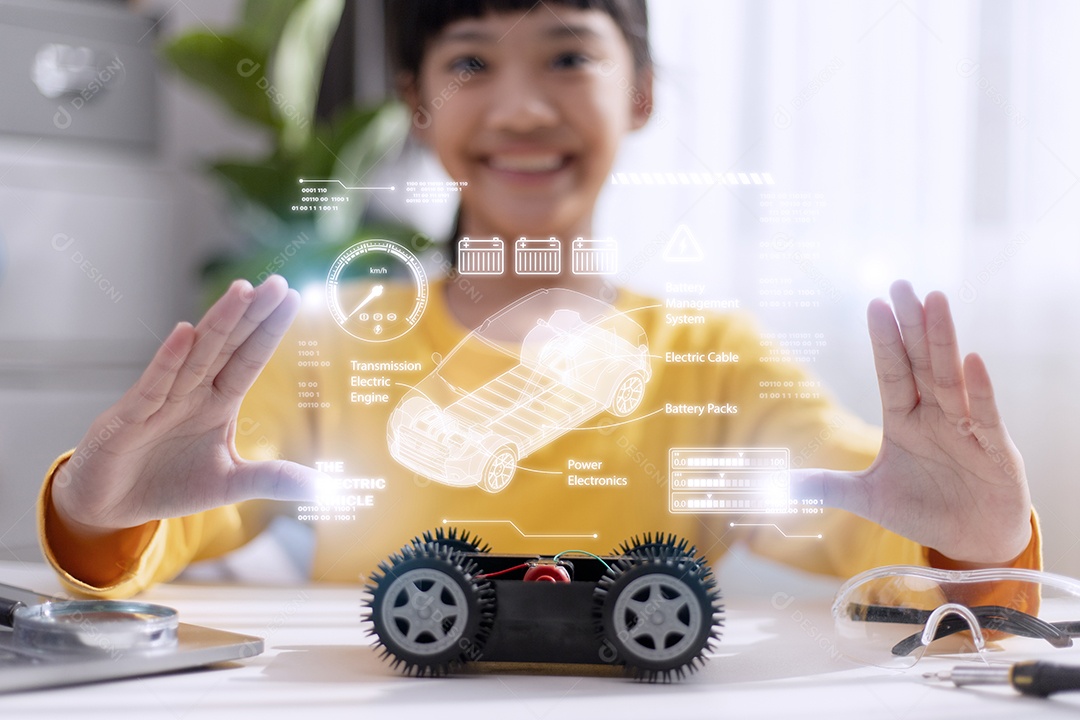 Menina asiática aprendendo sistema de carro elétrico.