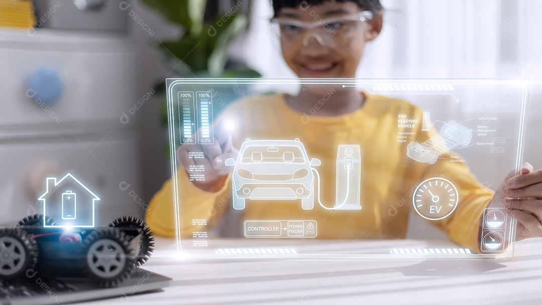 Menina asiática aprendendo sistema de carro elétrico.