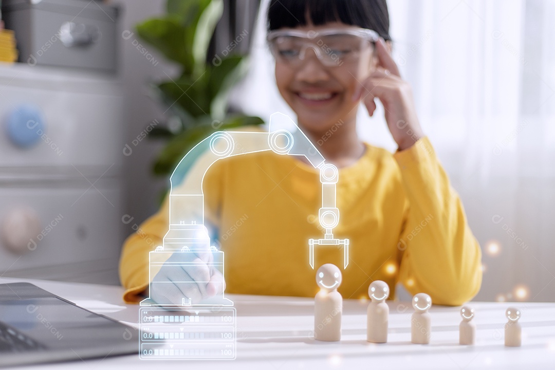 Menina asiática aprendendo sistema de carro elétrico.