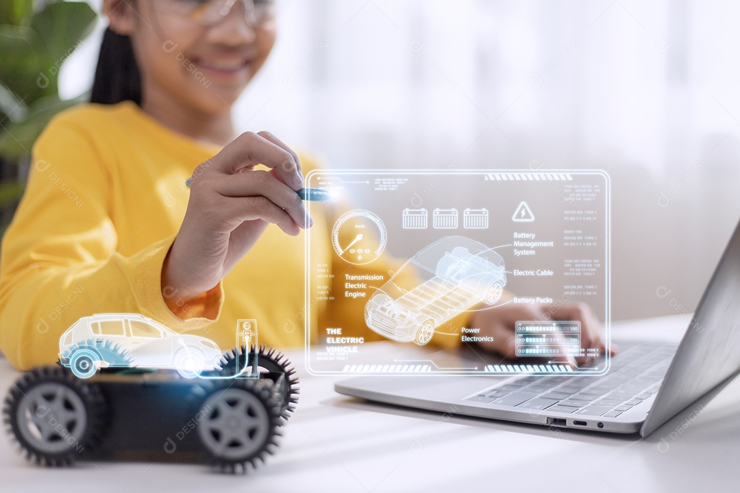 Menina asiática aprendendo sistema de carro elétrico.