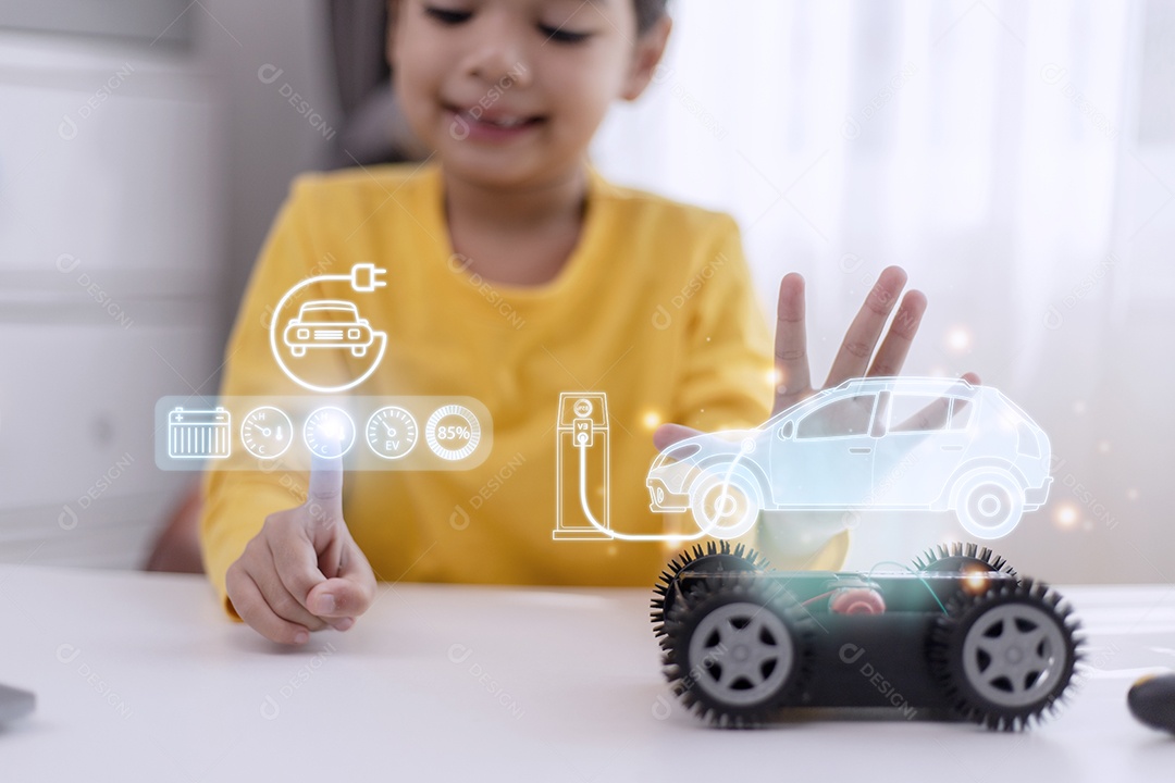 Menina asiática aprendendo sistema de carro elétrico.