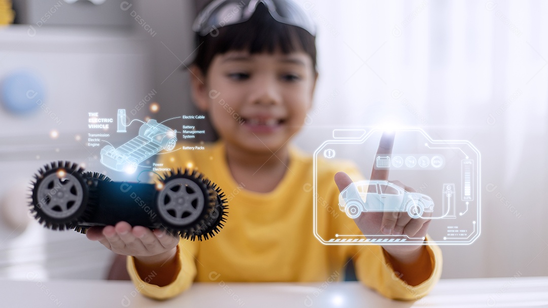 Menina asiática aprendendo sistema de carro elétrico.