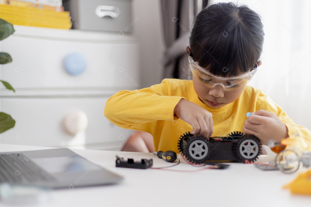 Menina asiática aprendendo sistema de carro elétrico.