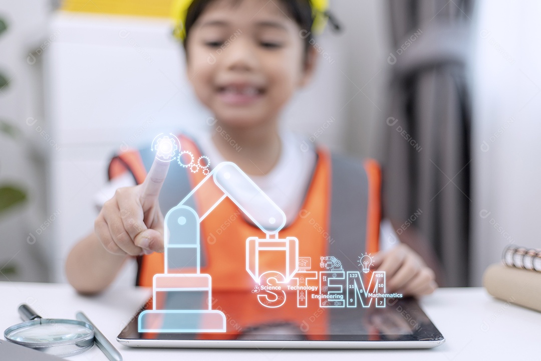 Menina asiática construindo projeto de braço de robô em casa. tecnologia