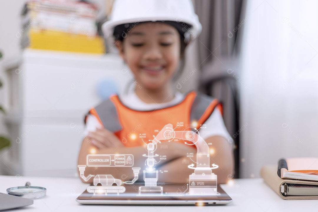 Menina asiática aprendendo sistema de carro elétrico Conceito de energia