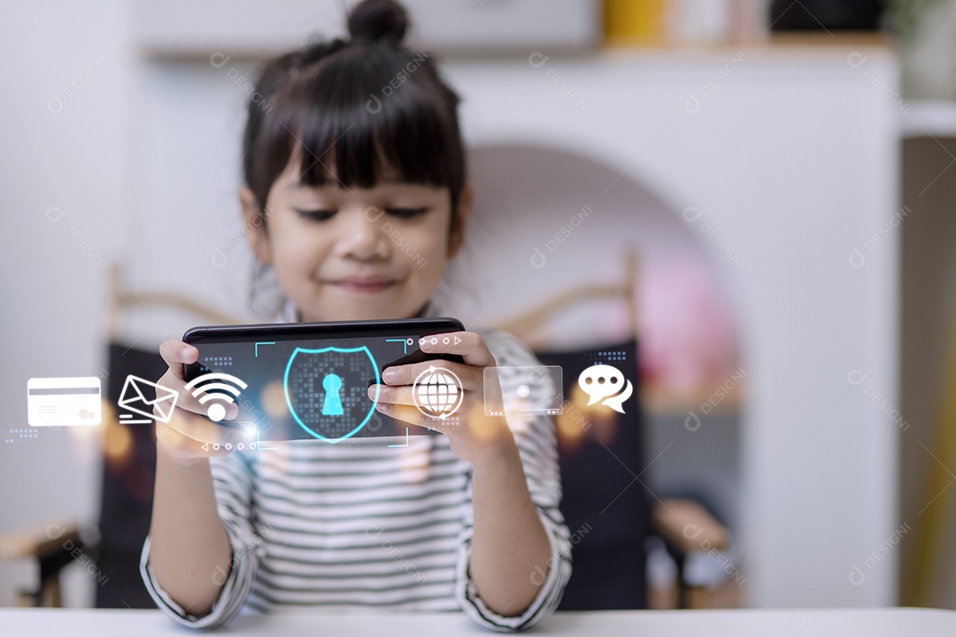 Segurança infantil online. Menina usando smartphone em casa.