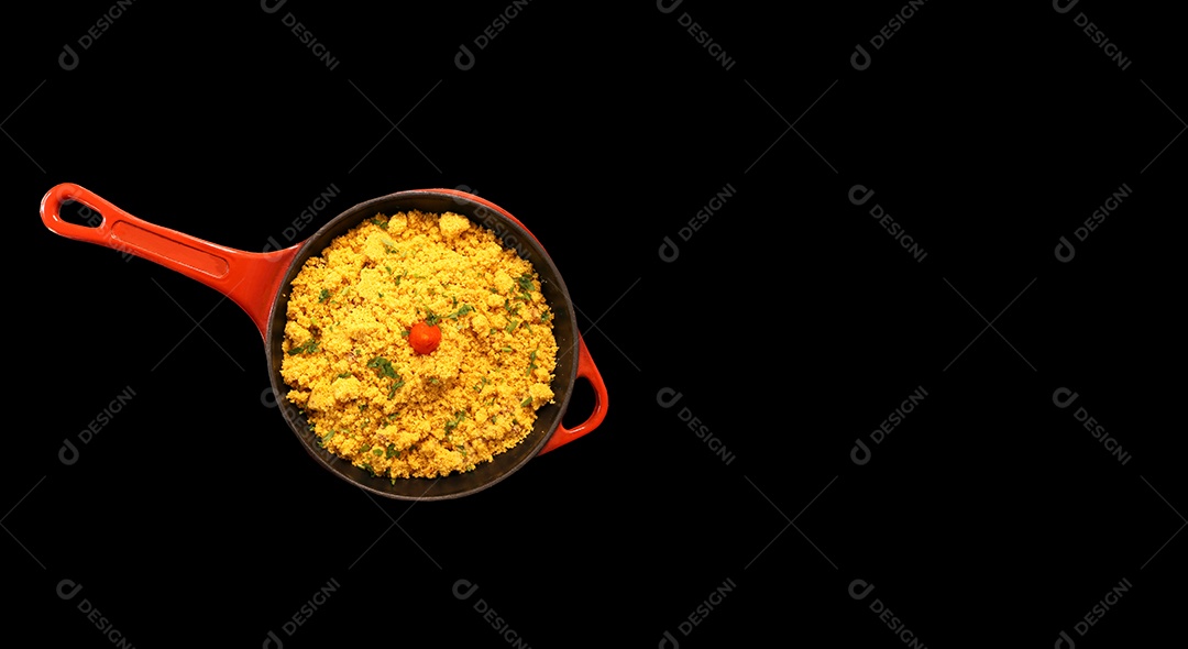 Panela de ferro vermelha com farofa. Comida tradicional brasileira. Em um fundo escuro.