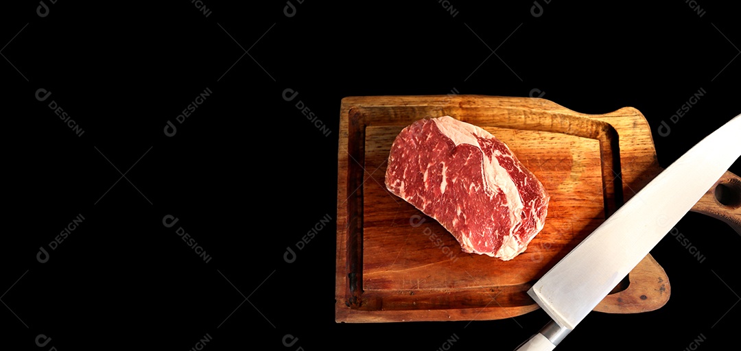 Costela Premium. Belo bife cru sobre uma placa de madeira em um fundo de madeira.