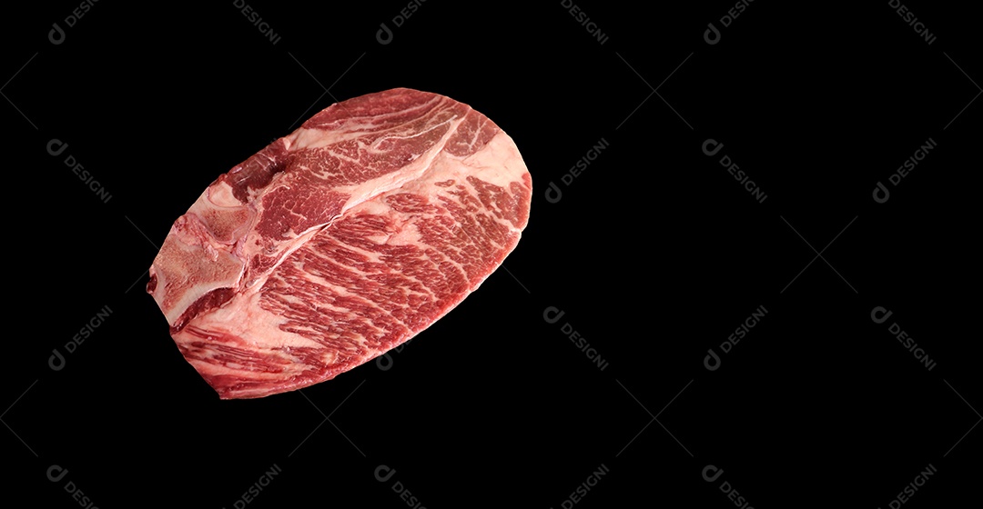 Costela Premium. Belo bife cru sobre uma placa de madeira em um fundo de madeira.