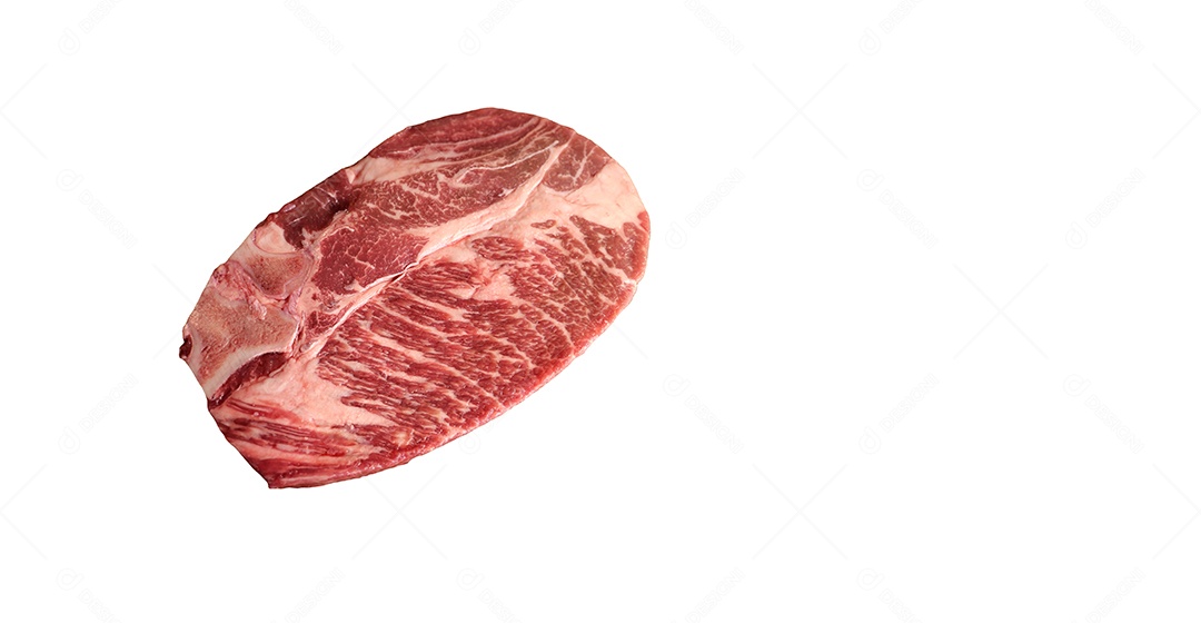 Costela Premium. Belo bife cru sobre uma placa de madeira em um fundo de madeira.