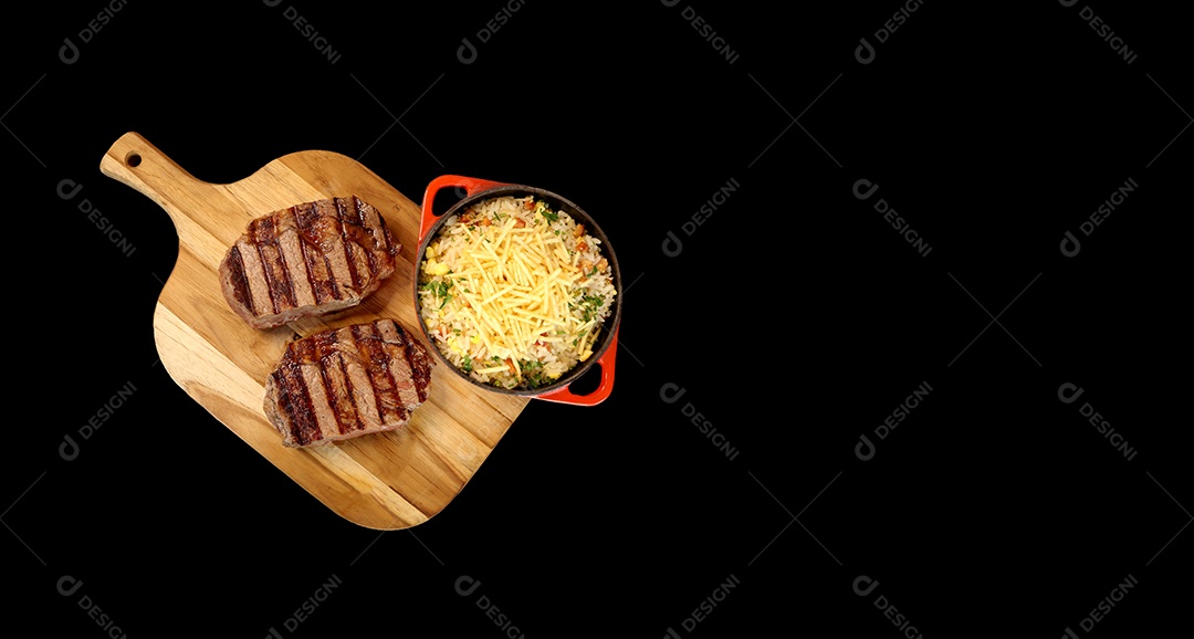 Delicioso e suculento Bife Ancho com marcas da grelha e acompanhamento de farofa