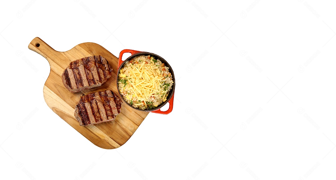 Delicioso e suculento Bife Ancho com marcas da grelha e acompanhamento de farofa