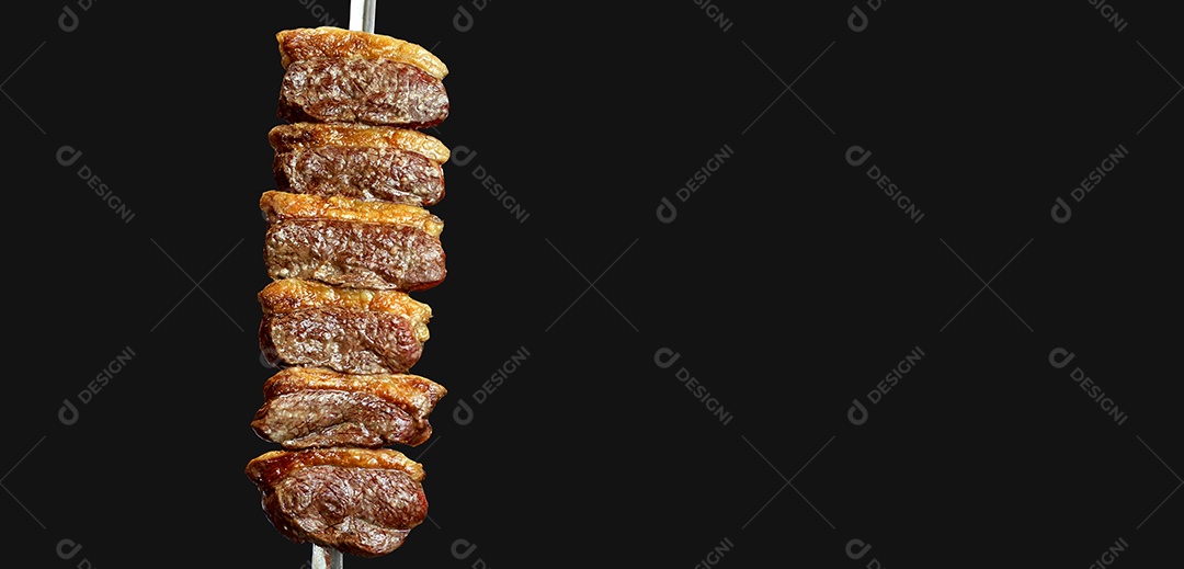 Bife tradicional brasileiro no churrasco. Fatias de Picanha grelhada no espeto