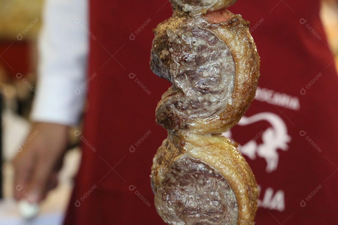 Picanha. Servindo deliciosa fatia de picanha no restaurante.