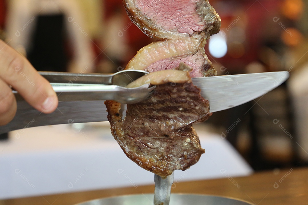 Picanha. Servindo deliciosa fatia de picanha no restaurante.