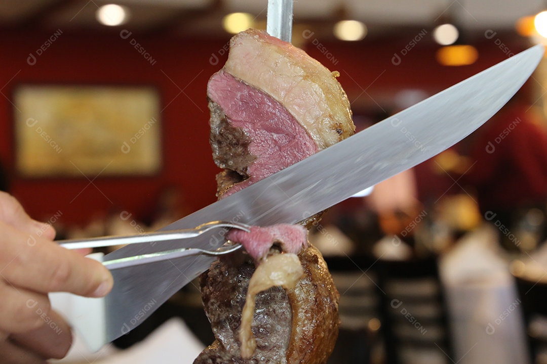 Bife tradicional brasileiro no churrasco. Fatias de Picanha grelhada no espeto