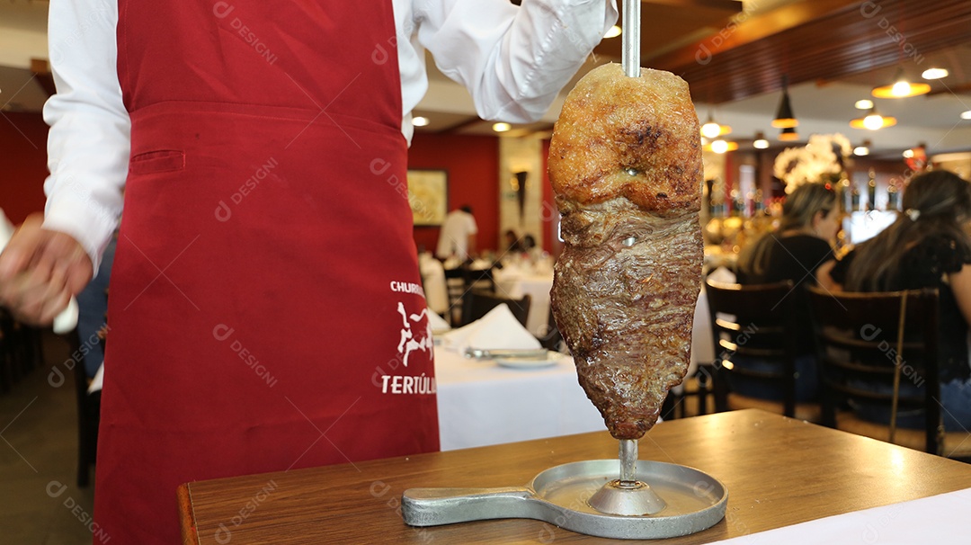 Bife tradicional brasileiro no churrasco. Fatias de Picanha grelhada no espeto