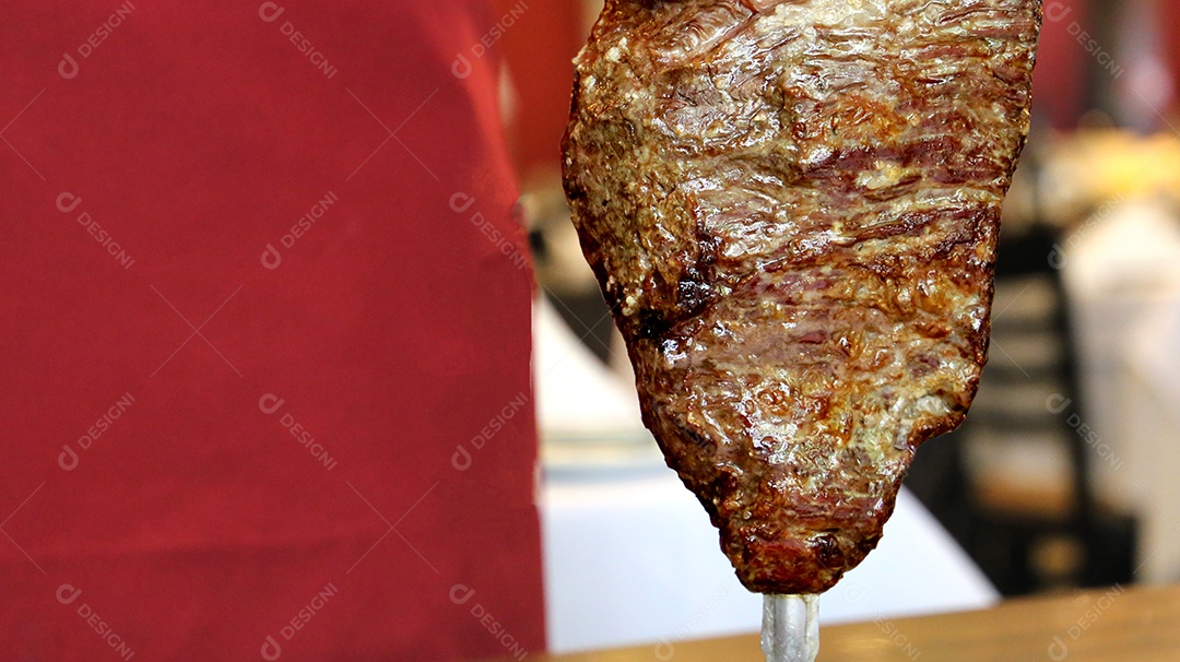 Bife tradicional brasileiro no churrasco. Fatias de Picanha grelhada no espeto