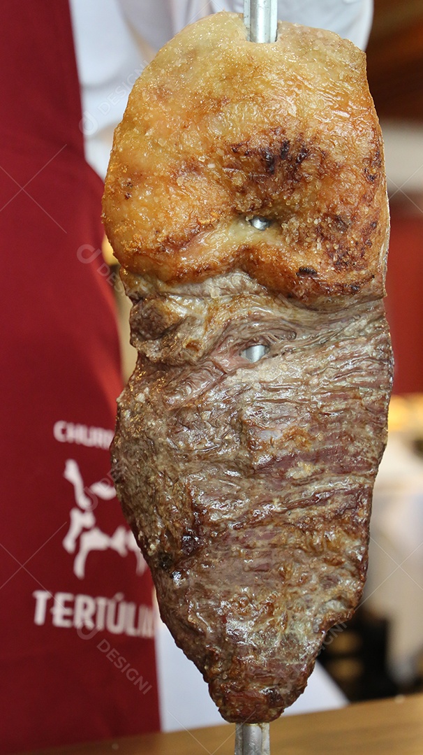 Bife tradicional brasileiro no churrasco. Fatias de Picanha grelhada no espeto