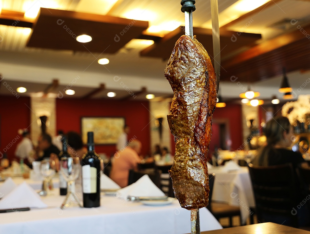 Bife tradicional brasileiro no churrasco. Fatias de Picanha grelhada no espeto