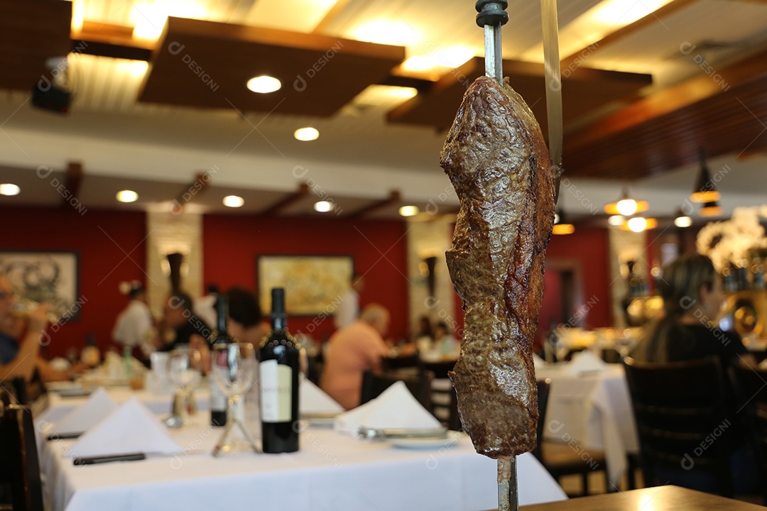 Bife tradicional brasileiro no churrasco. Fatias de Picanha grelhada no espeto