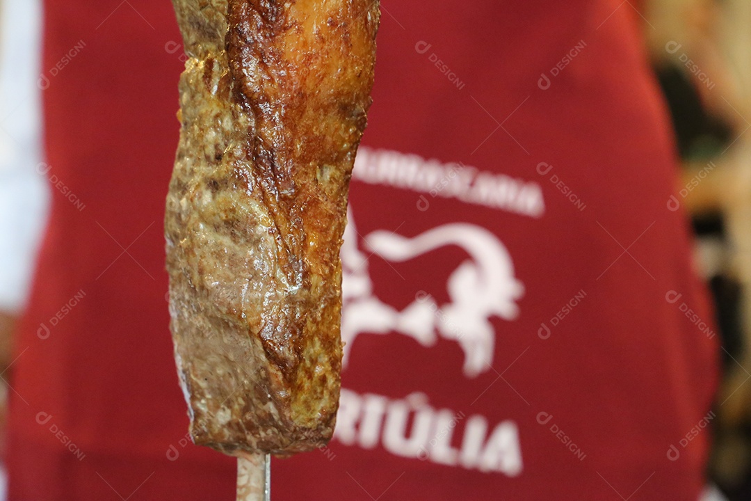 Bife tradicional brasileiro no churrasco. Fatias de Picanha grelhada no espeto