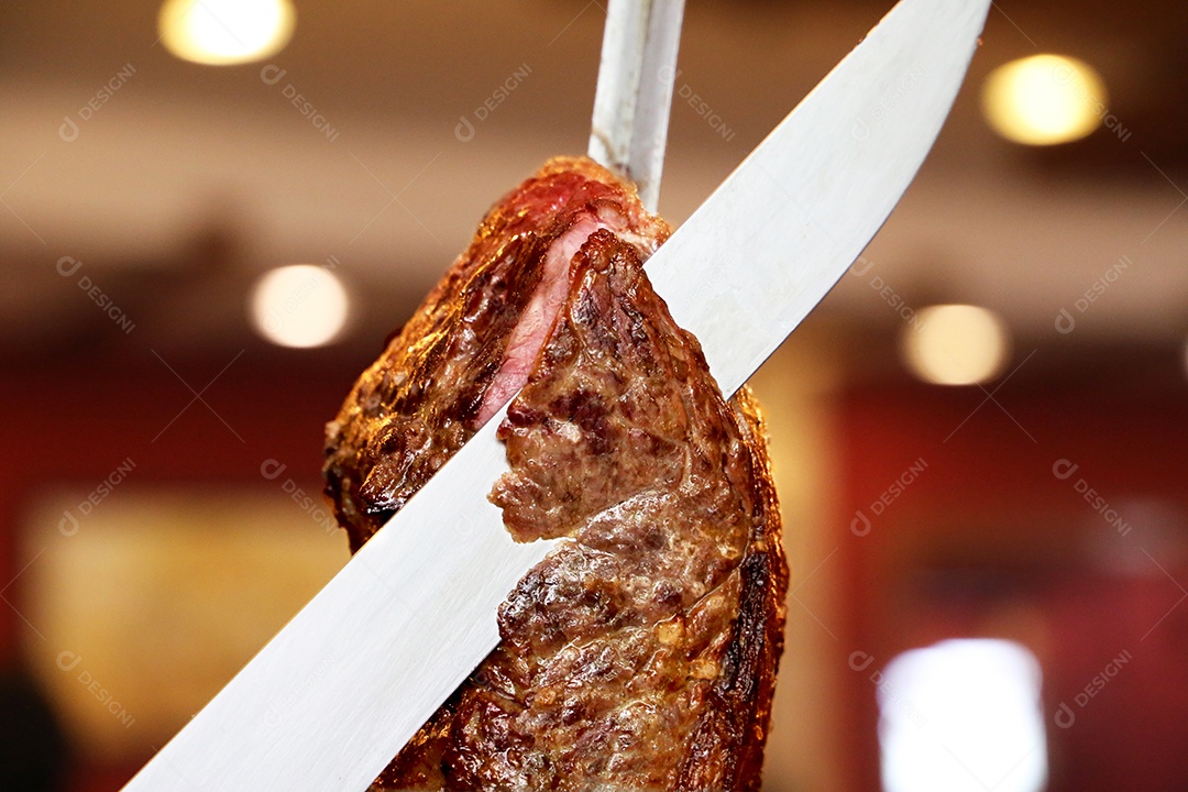 Bife tradicional brasileiro no churrasco. Fatias de Picanha grelhada no espeto