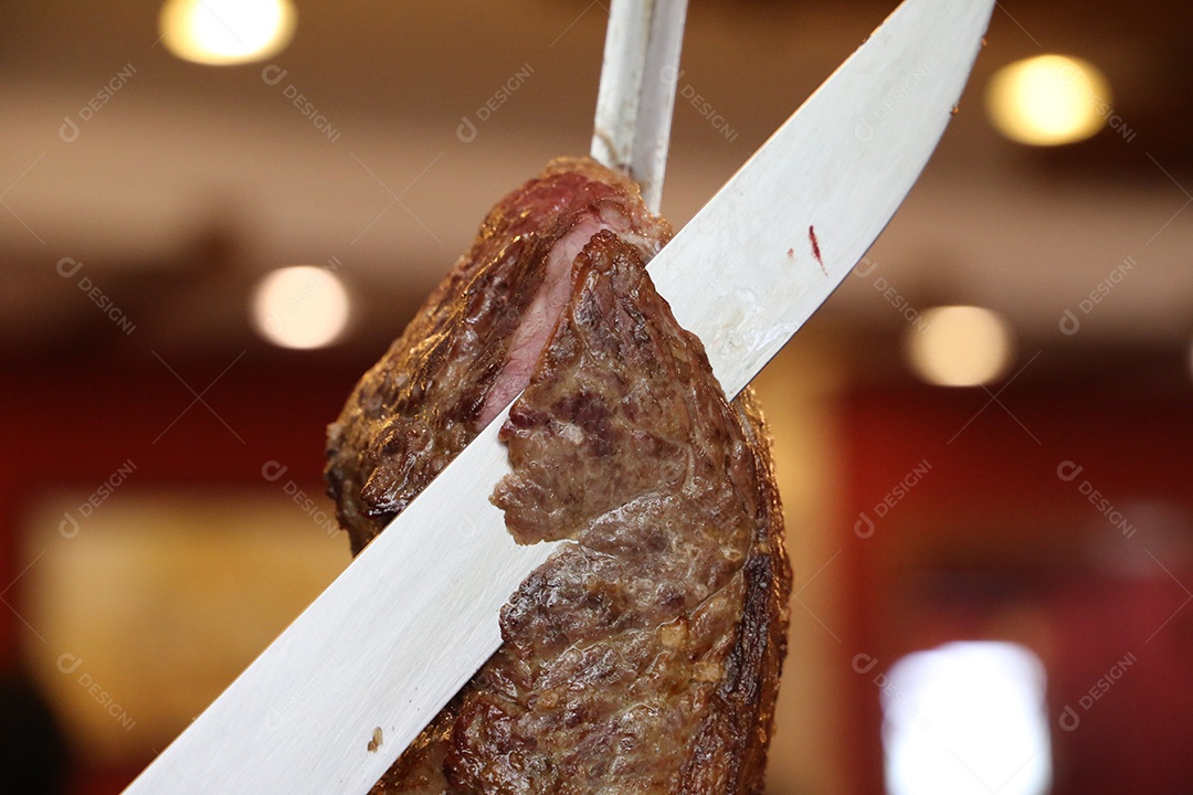 Bife tradicional brasileiro no churrasco. Fatias de Picanha grelhada no espeto