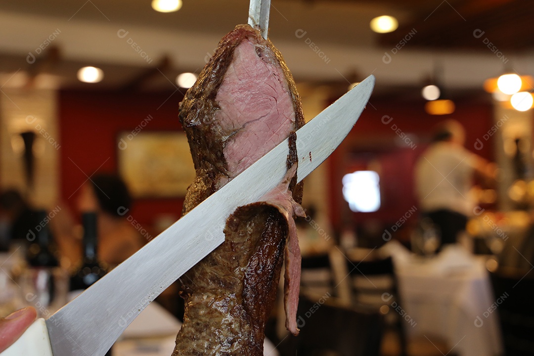 Bife tradicional brasileiro no churrasco. Fatias de Picanha grelhada no espeto