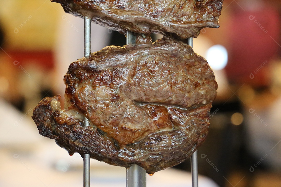 Bife tradicional brasileiro no churrasco. Fatias de Picanha grelhada no espeto