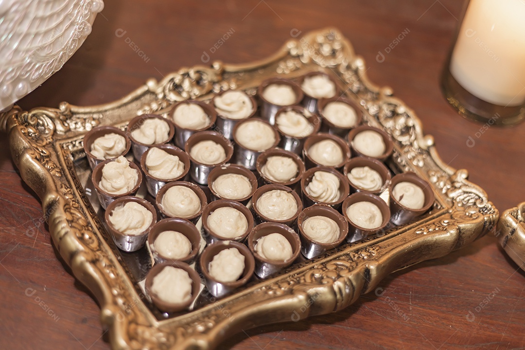 Brigadeiros comida sobre uma mesa de festa