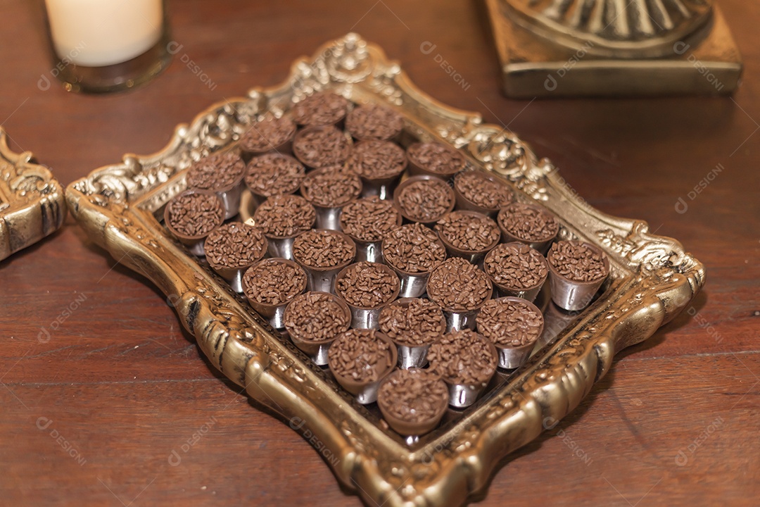 Brigadeiros comida sobre uma mesa de festa