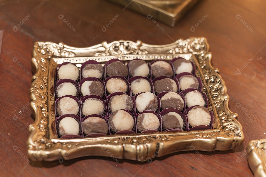Brigadeiros comida sobre uma mesa de festa