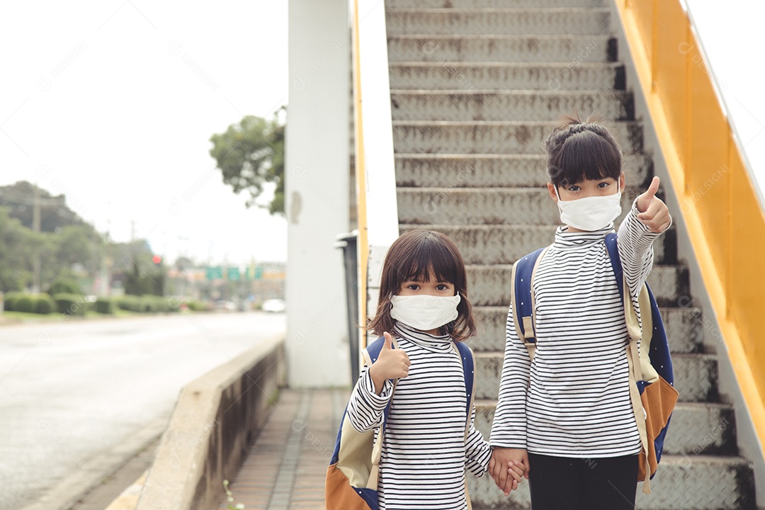 Crianças em idade escolar usando uma máscara facial durante o coronavírus e a gripe