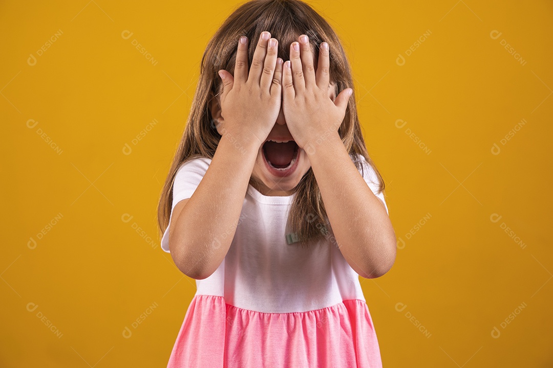 Linda menina criança sorridente sobre fundo amarelo