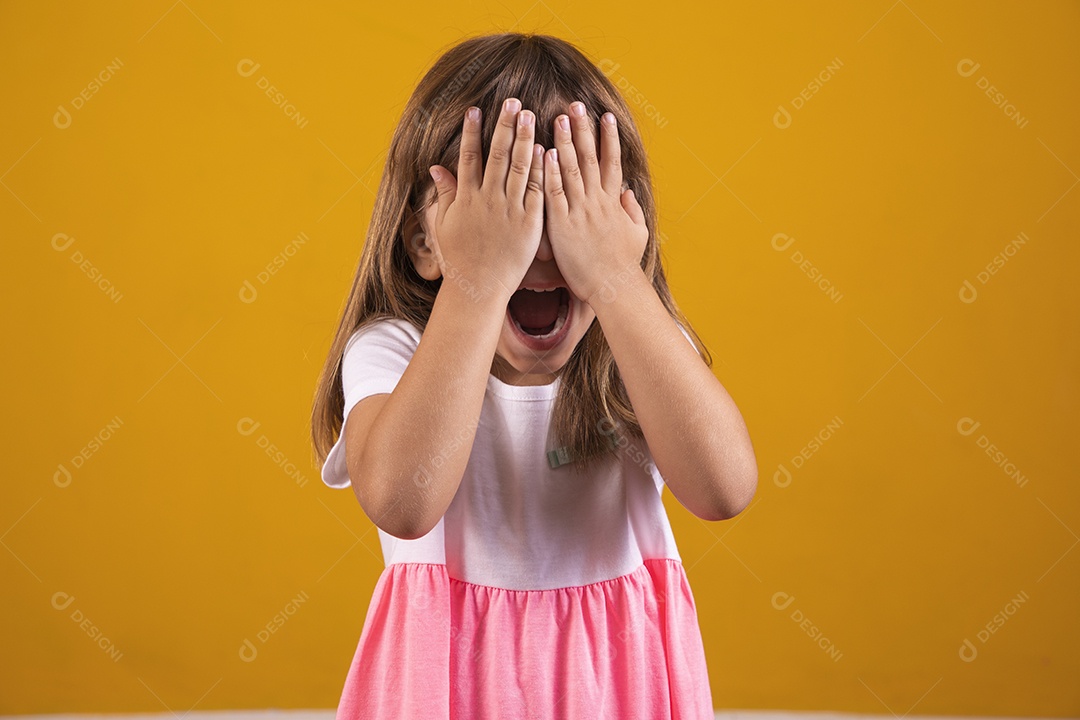 Linda menina criança sorridente sobre fundo amarelo