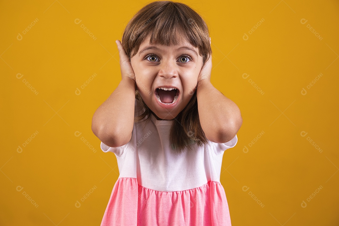 Linda menina criança sorridente sobre fundo amarelo