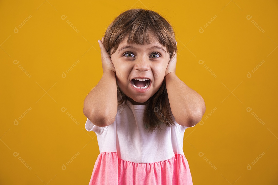 Linda menina criança sorridente sobre fundo amarelo