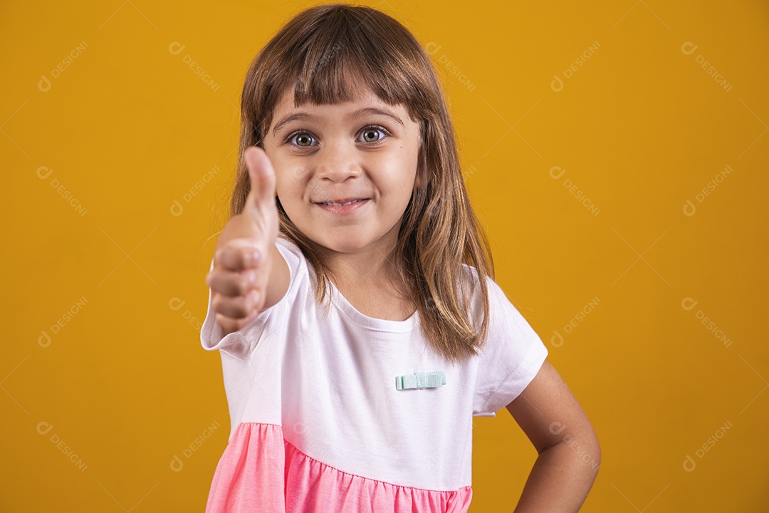 Linda menina criança sorridente sobre fundo amarelo