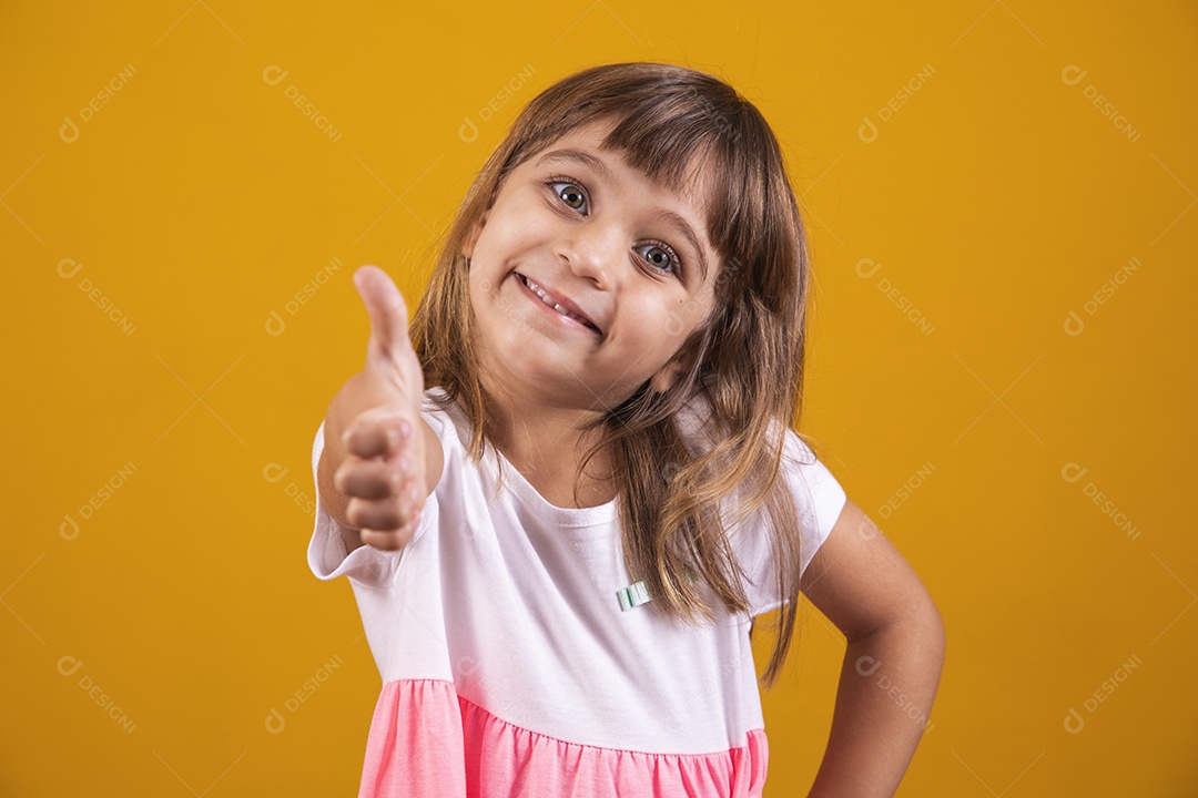 Linda menina criança sorridente sobre fundo amarelo