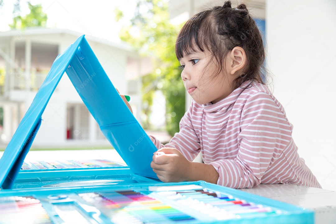 Criança asiática aprendem a desenhar na sala de aula.