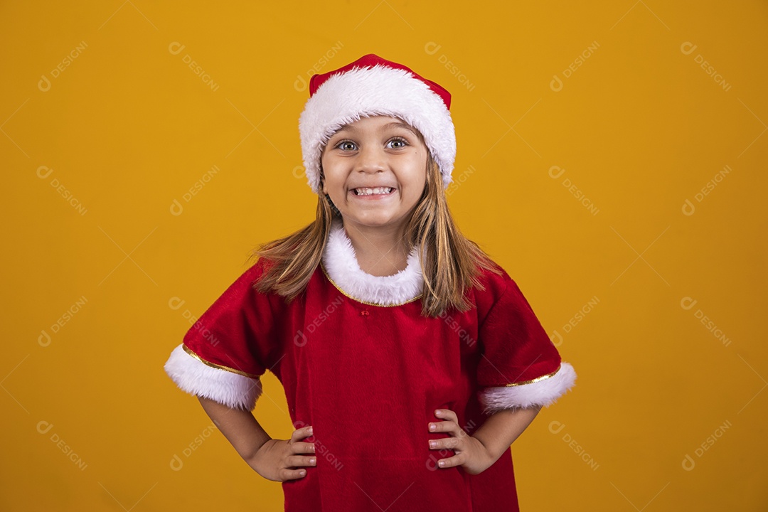 Linda menina criança usando chapéu papai Noel feliz natal