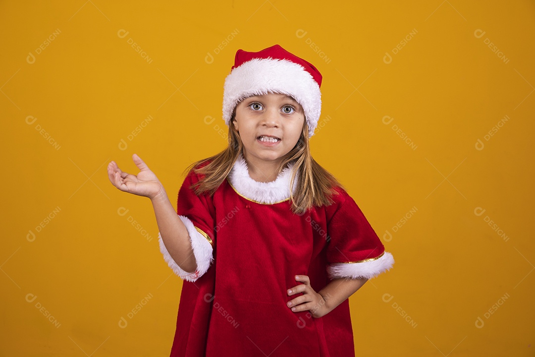 Linda menina criança usando chapéu papai Noel feliz natal