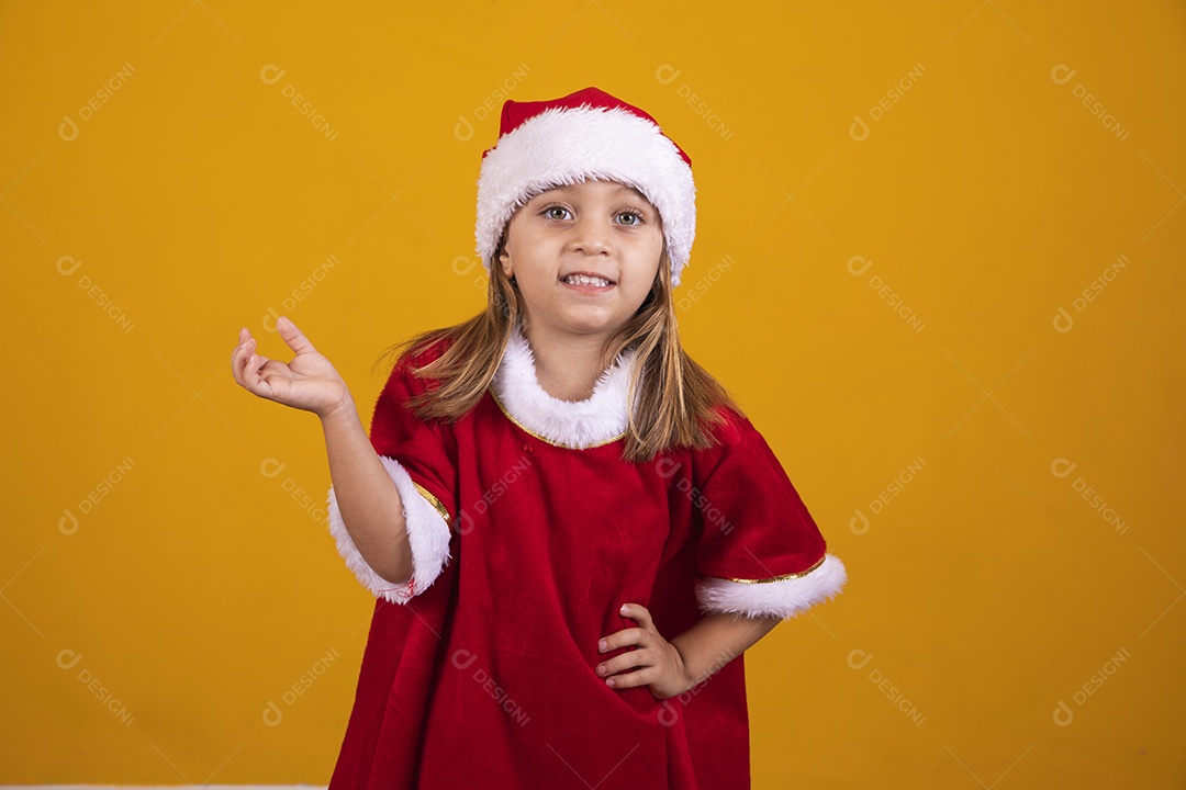 Linda menina criança usando chapéu papai Noel feliz natal