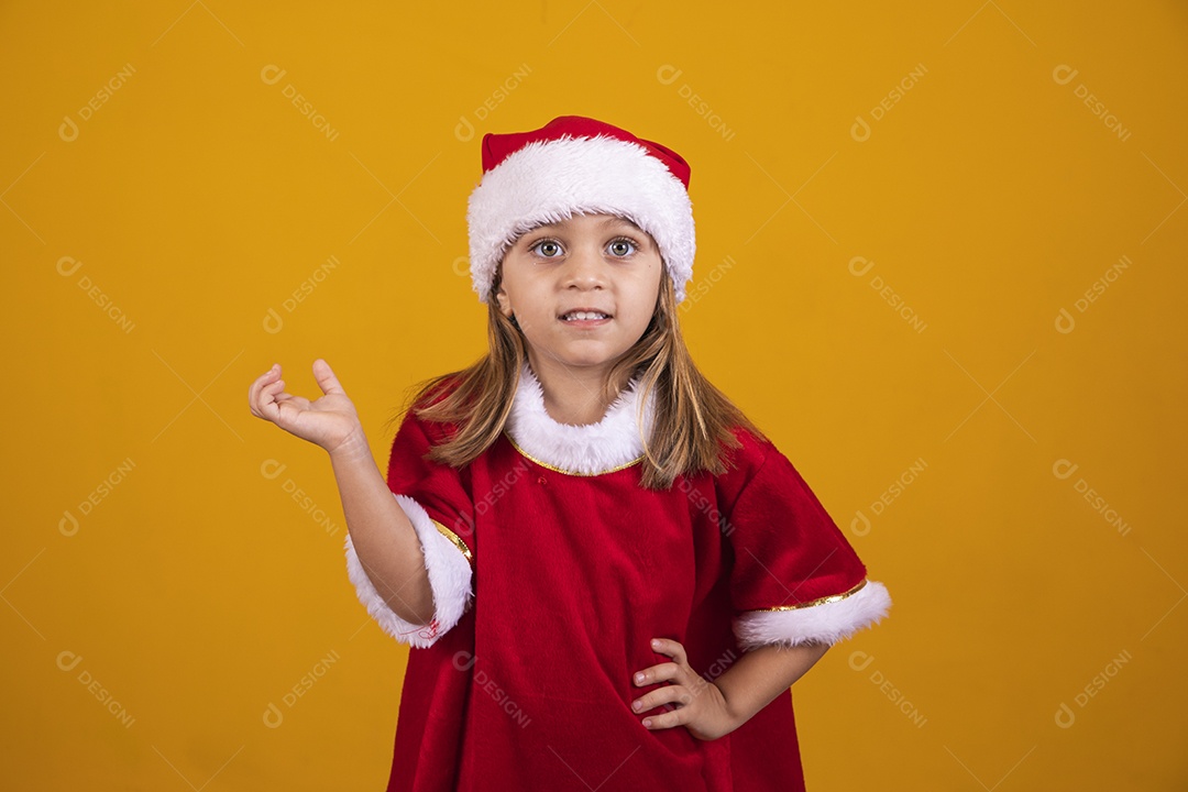 Linda menina criança usando chapéu papai Noel feliz natal